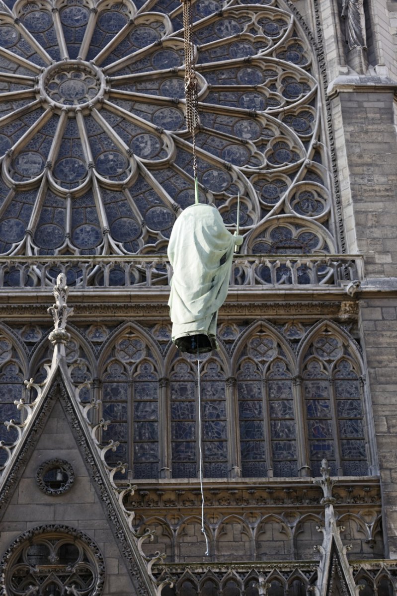 Dépose des 16 statues de la flèche de Notre-Dame de Paris. © Yannick Boschat / Diocèse de Paris.