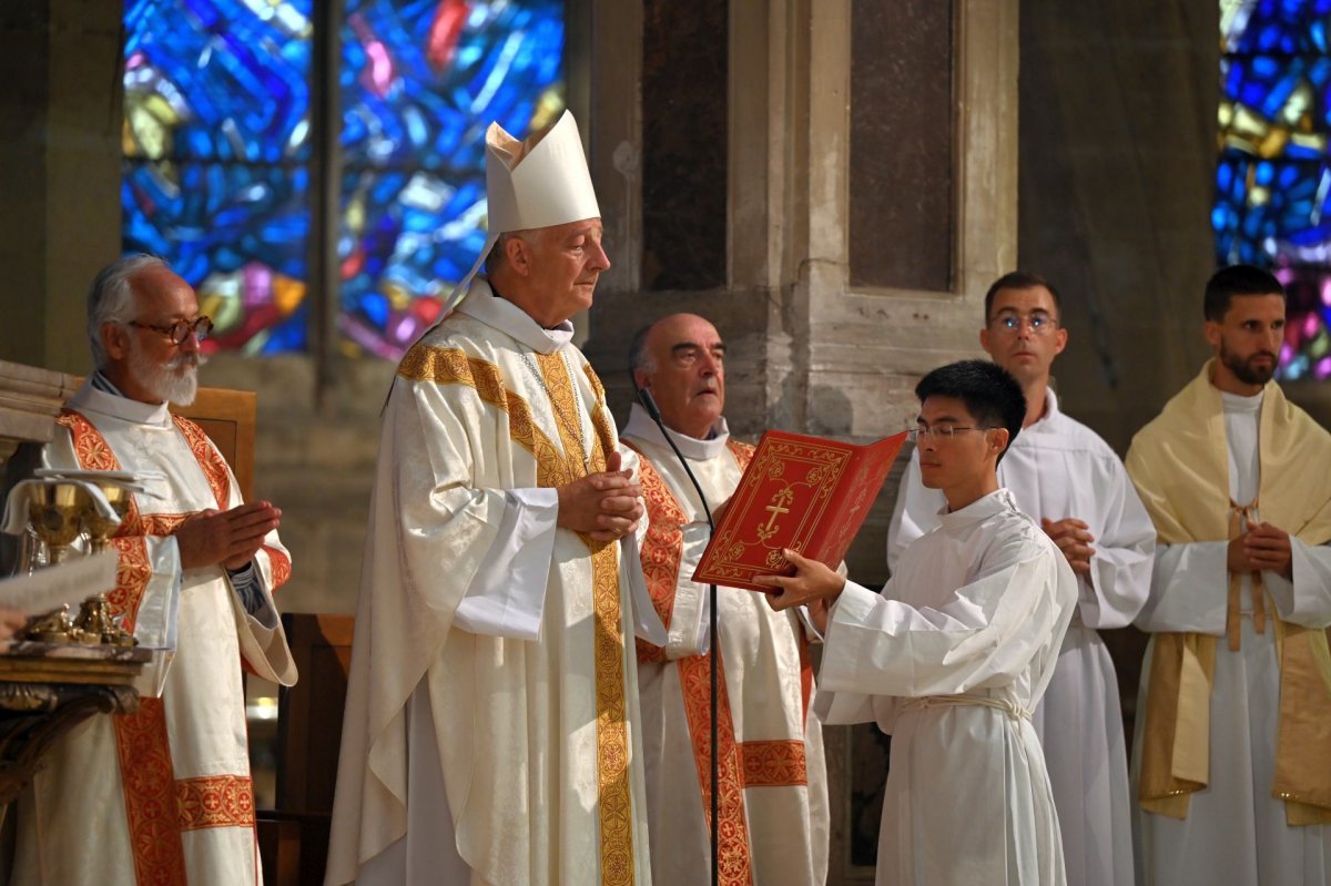 Ordinations diaconales en vue du sacerdoce à Saint-Séverin (5e). © Marie-Christine Bertin / Diocèse de Paris.