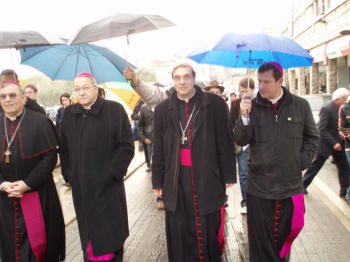 Procession en ville (sous la pluie). 