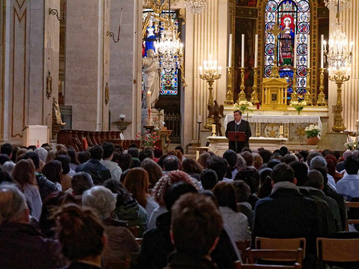 Rassemblement des néophytes à Saint-Louis en l'Île. © Yannick Boschat / Diocèse de Paris.