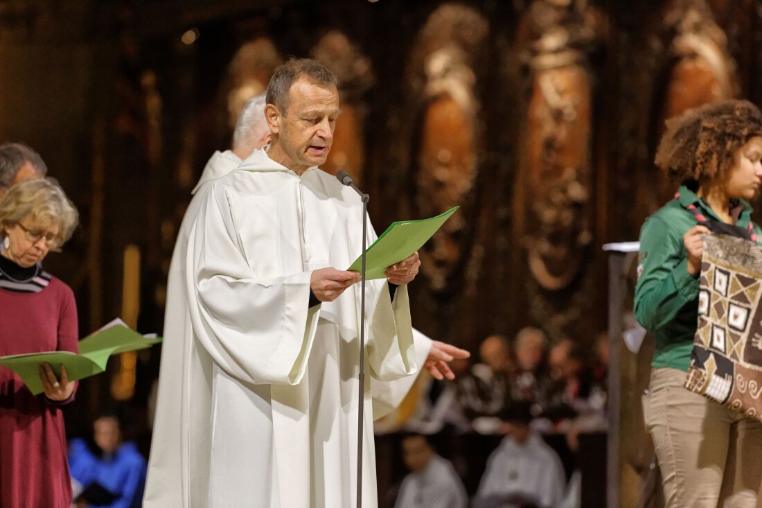 Description de l'objet symbolique par le frère Aloïs de Taizé. © Yannick Boschat / Diocèse de Paris.