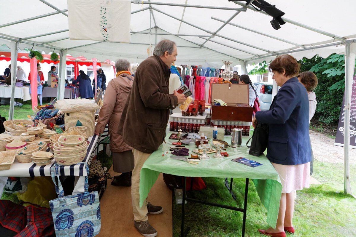 Comptoirs des JAEP. © Yannick Boschat / Diocèse de Paris.