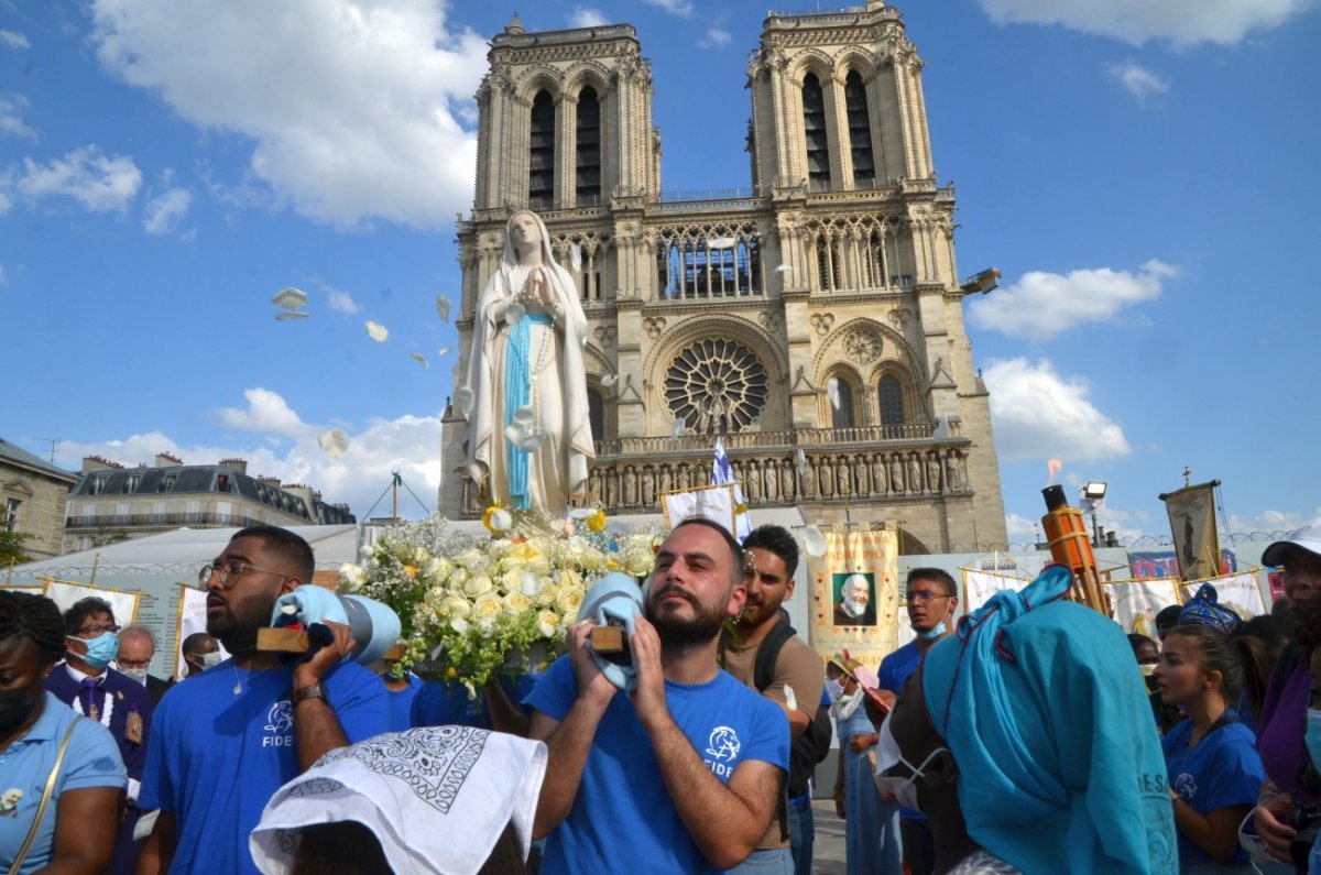 Fête de l'Assomption de la Vierge Marie : procession dans Paris. © Michel Pourny / Diocèse de Paris.