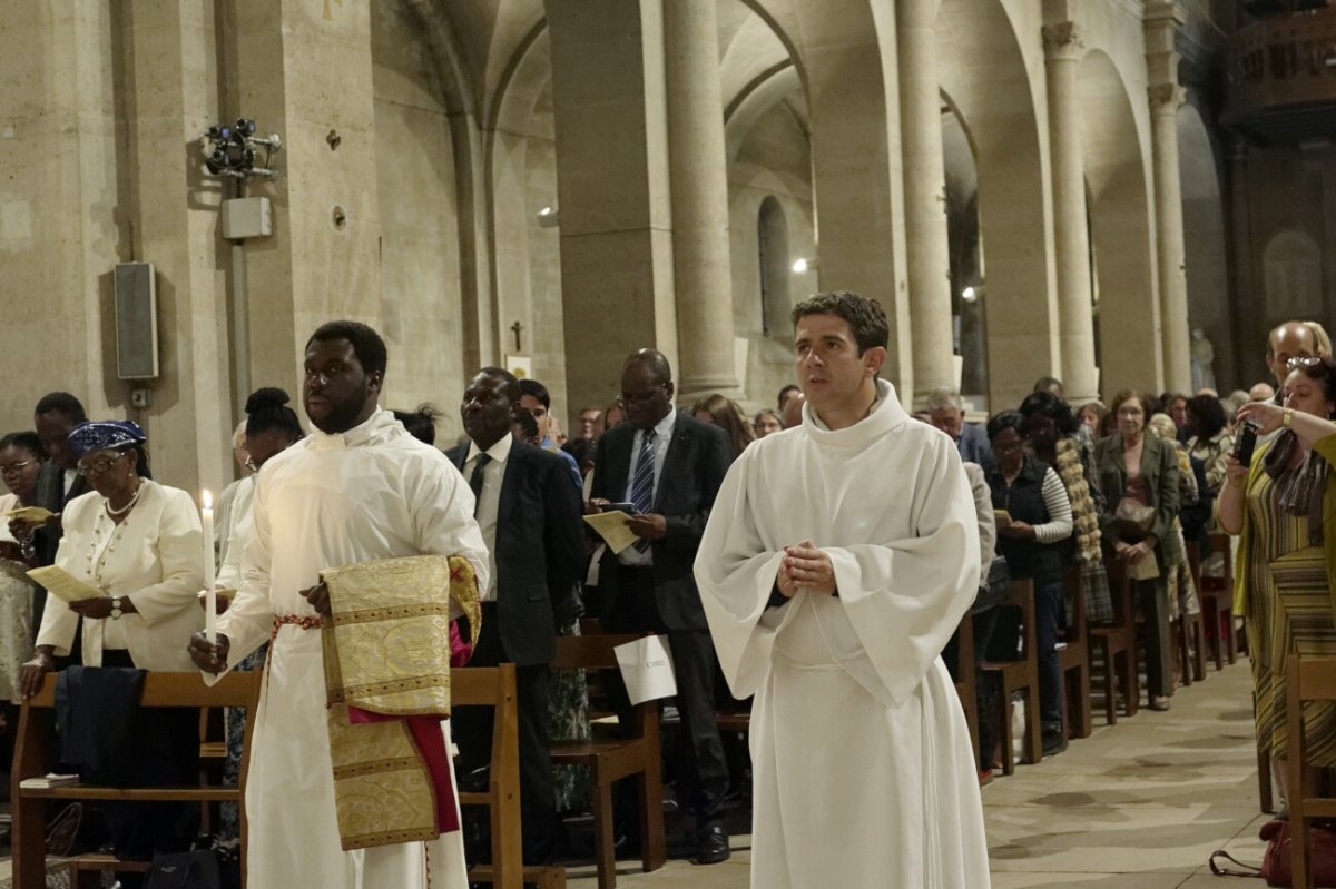 Ordinations diaconales en vue du sacerdoce 2019. Par Mgr Denis Jachiet, évêque auxiliaire de Paris, le 28 septembre 2019 à Saint-Lambert de Vaugirard. © Trung Hieu Do / Diocèse de Paris.