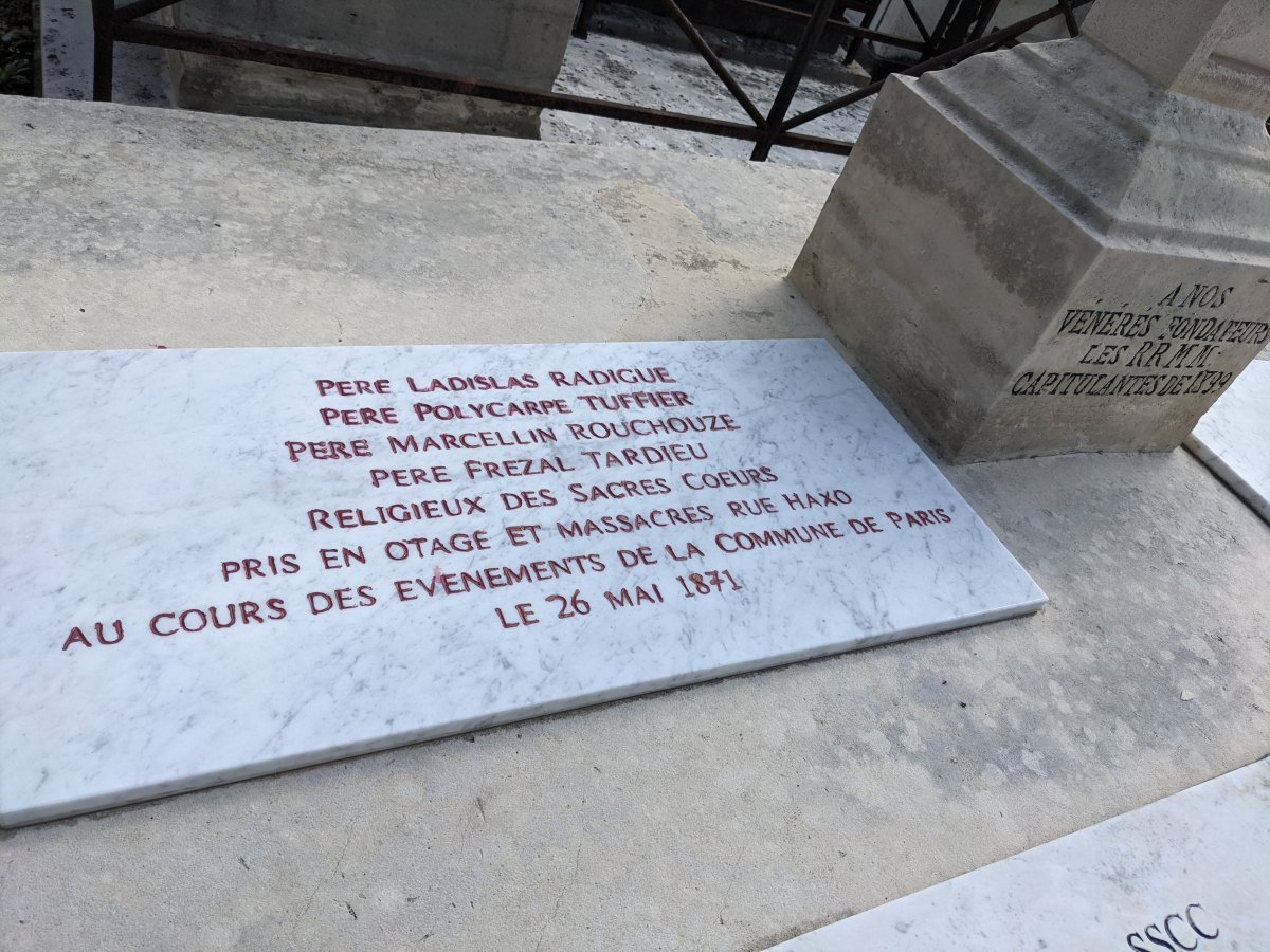 Plaque des frères picpusiens massacrés rue Haxo. © Sébastien Delprat.