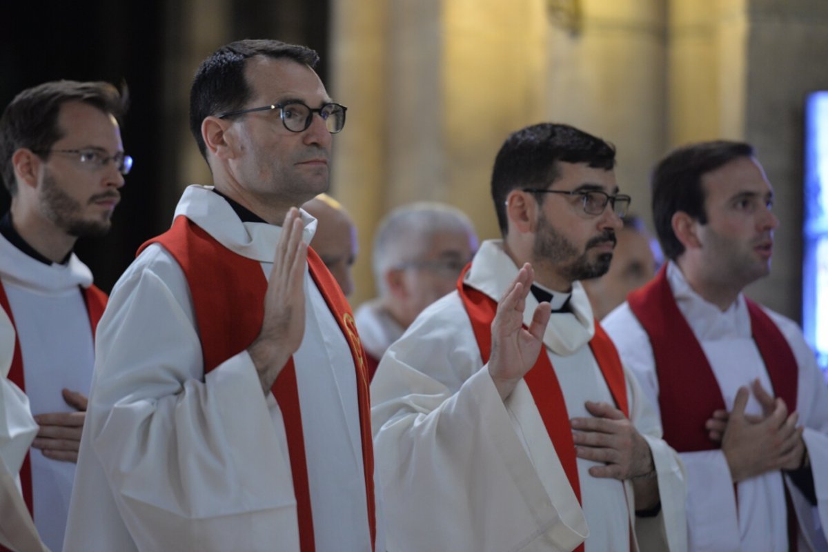 L'imposition des mains est le signe de la continuité du sacrement de (…). © Marie-Christine Bertin / Diocèse de Paris.