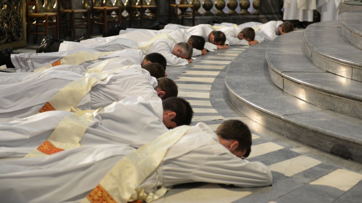 Ordination sacerdotale 2022 : prostration. © Marie-Christine Bertin / Diocèse de Paris.