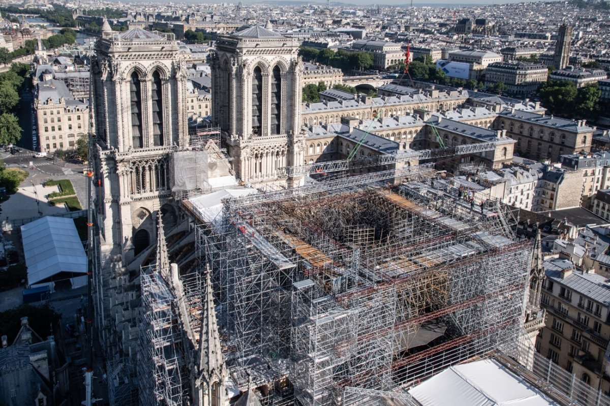 Pose d'une poutre au-dessus de l'échafaudage sinistrée, destinée à (…). 2 juin 2020 © Pascal Tournaire / Jarnias.