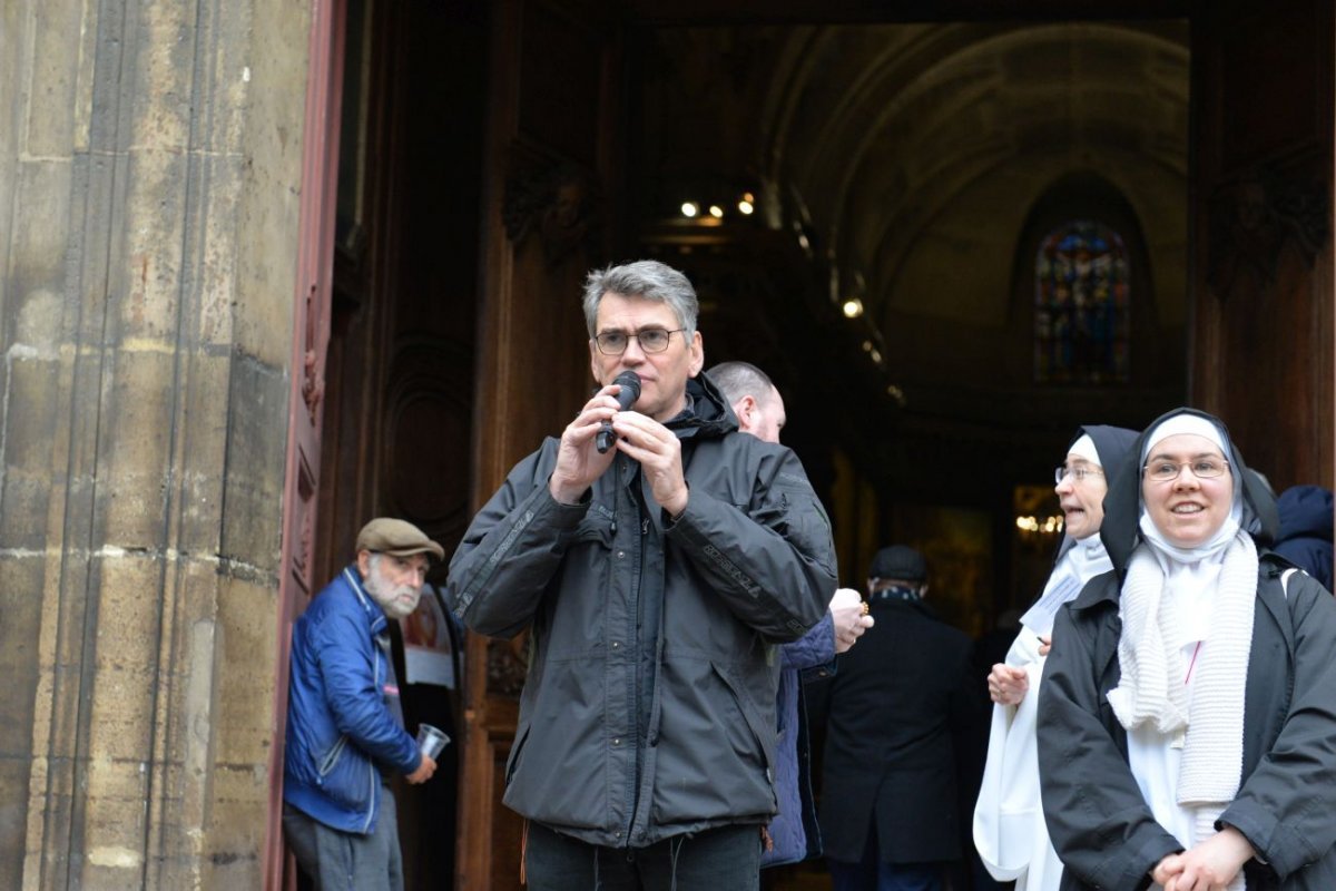 Montée à Montmartre de la paroisse Notre-Dame des Victoires. © Marie-Christine Bertin / Diocèse de Paris.