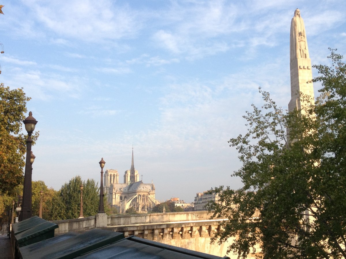 Statue de sainte Geneviève sur le pont de la Tournelle par Landowski. © Pierre-Louis Lensel.