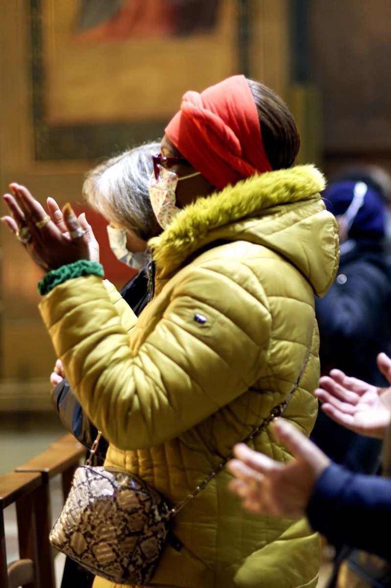 Vénération des reliques de sainte Joséphine Bakhita à Saint-Louis d'Antin. © Trung Hieu Do / Diocèse de Paris.