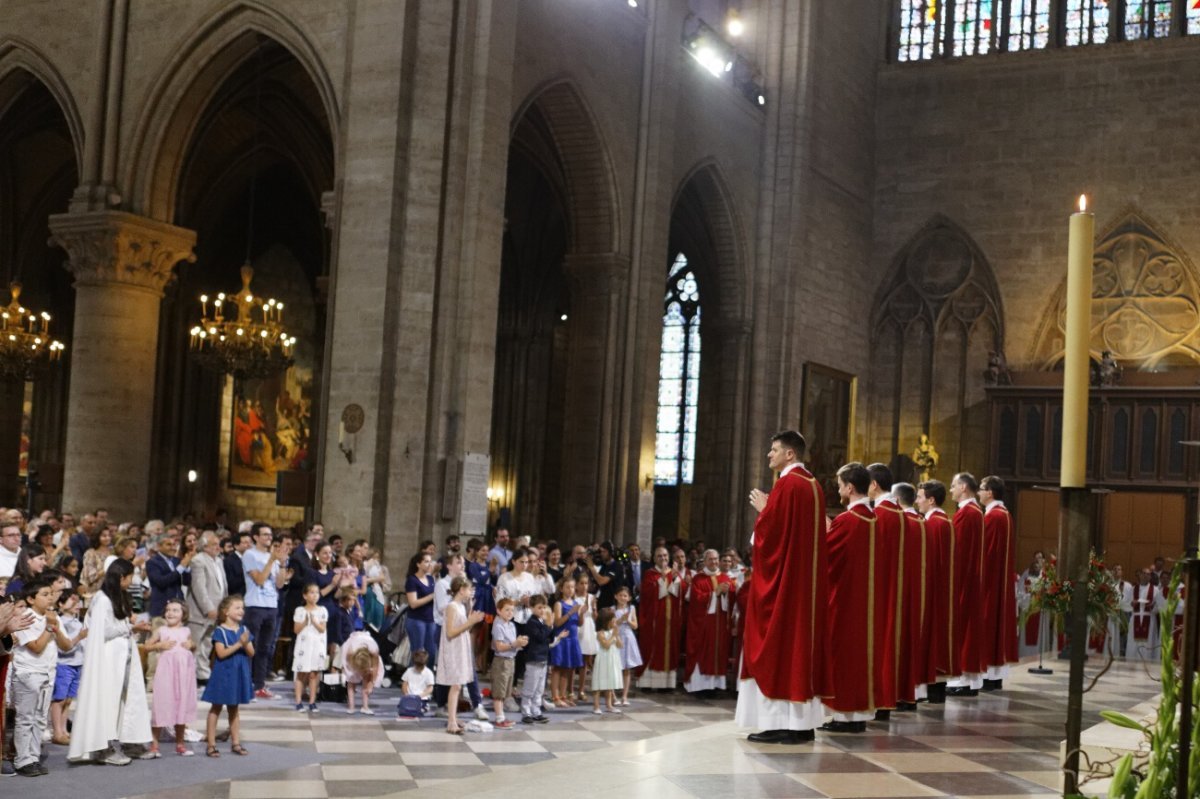 La célébration se termine par la bénédiction finale. © Yannick Boschat / Diocèse de Paris.