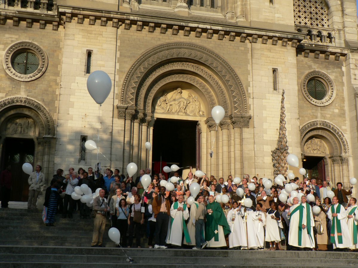 Septembre 2009 : Bénévoles d‘Août Secours Alimentaire. Mgr André Vingt-Trois célèbre la messe à Notre-Dame de la Croix avec les bénévoles d'Août du Secours Alimentaire 