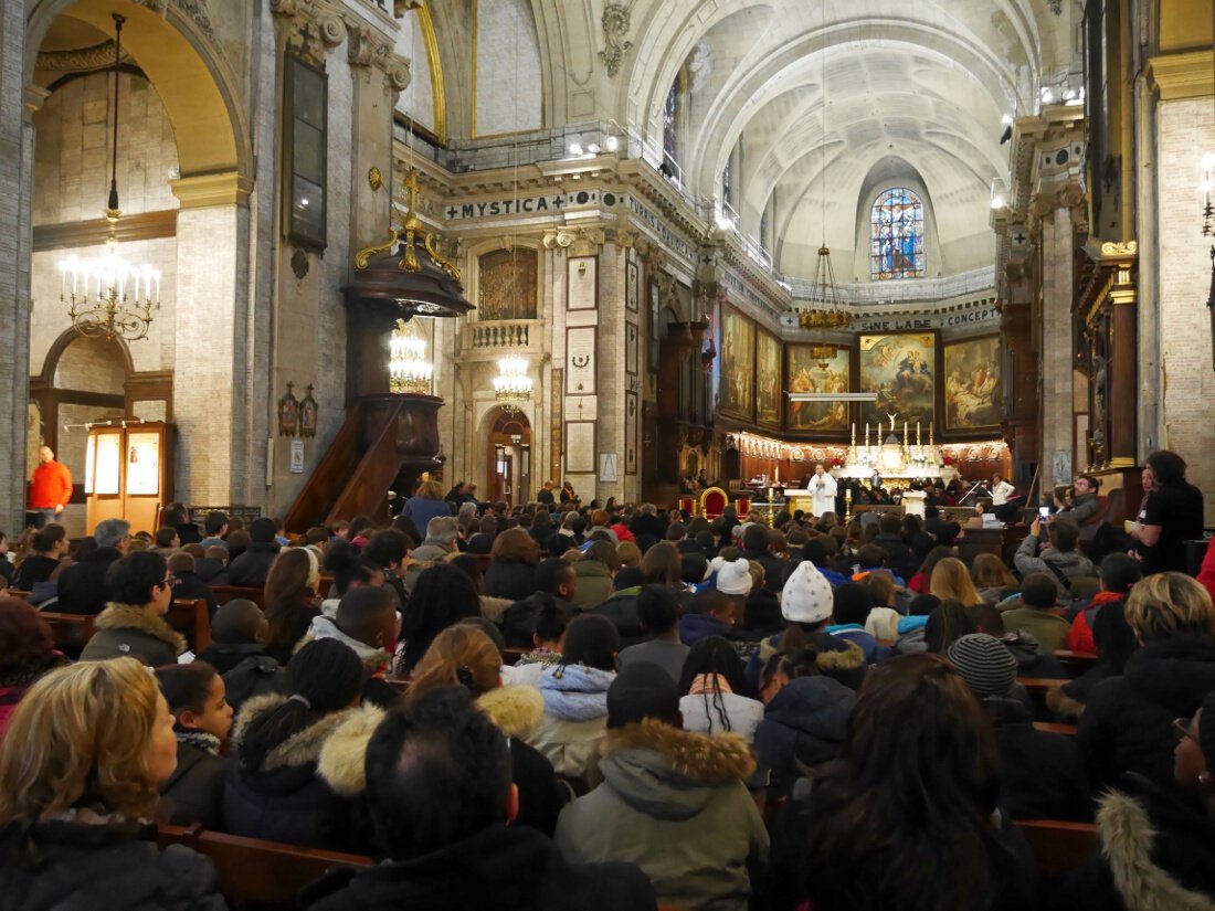 Le père Hervé Soubias, recteur de la basilique, a expliqué le rôle de la (…). © Yannick Boschat / Diocèse de Paris.