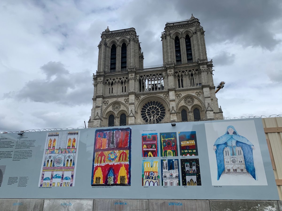 Installation des dessins sur les palissades du chantier. © Karine Dalle.