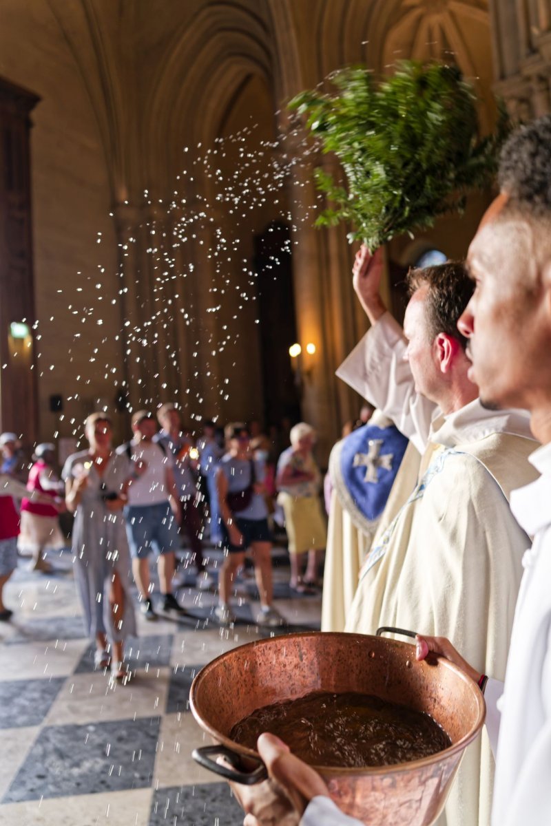Veille de l'Assomption 2026 : proclamation de l'Évangile et (…). © Yannick Boschat / Diocèse de Paris.