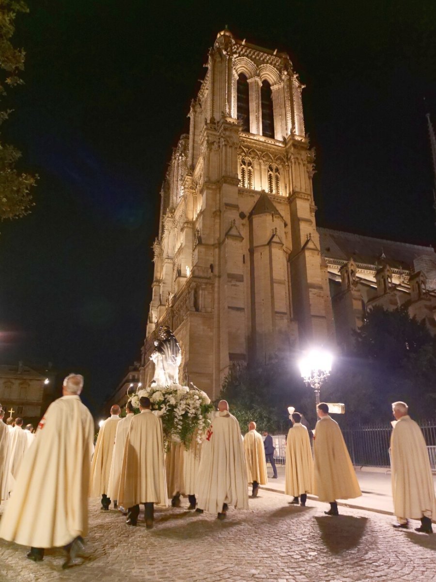 Procession sur l'île de la Cité. © Yannick Boschat / Diocèse de Paris.