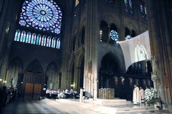 Ouverture de l'assemblée diocésaine par la prière. © D. R..