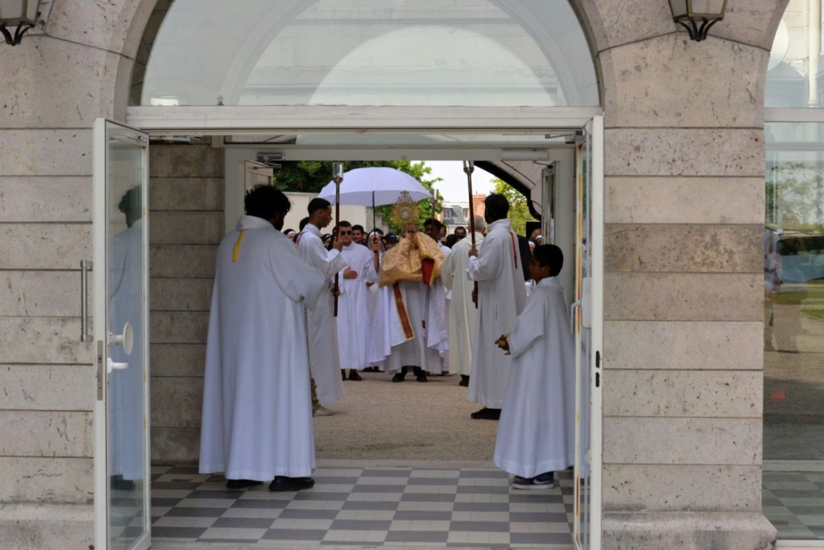 Procession de la Fête-Dieu. © Marie-Christine Bertin / Diocèse de Paris.