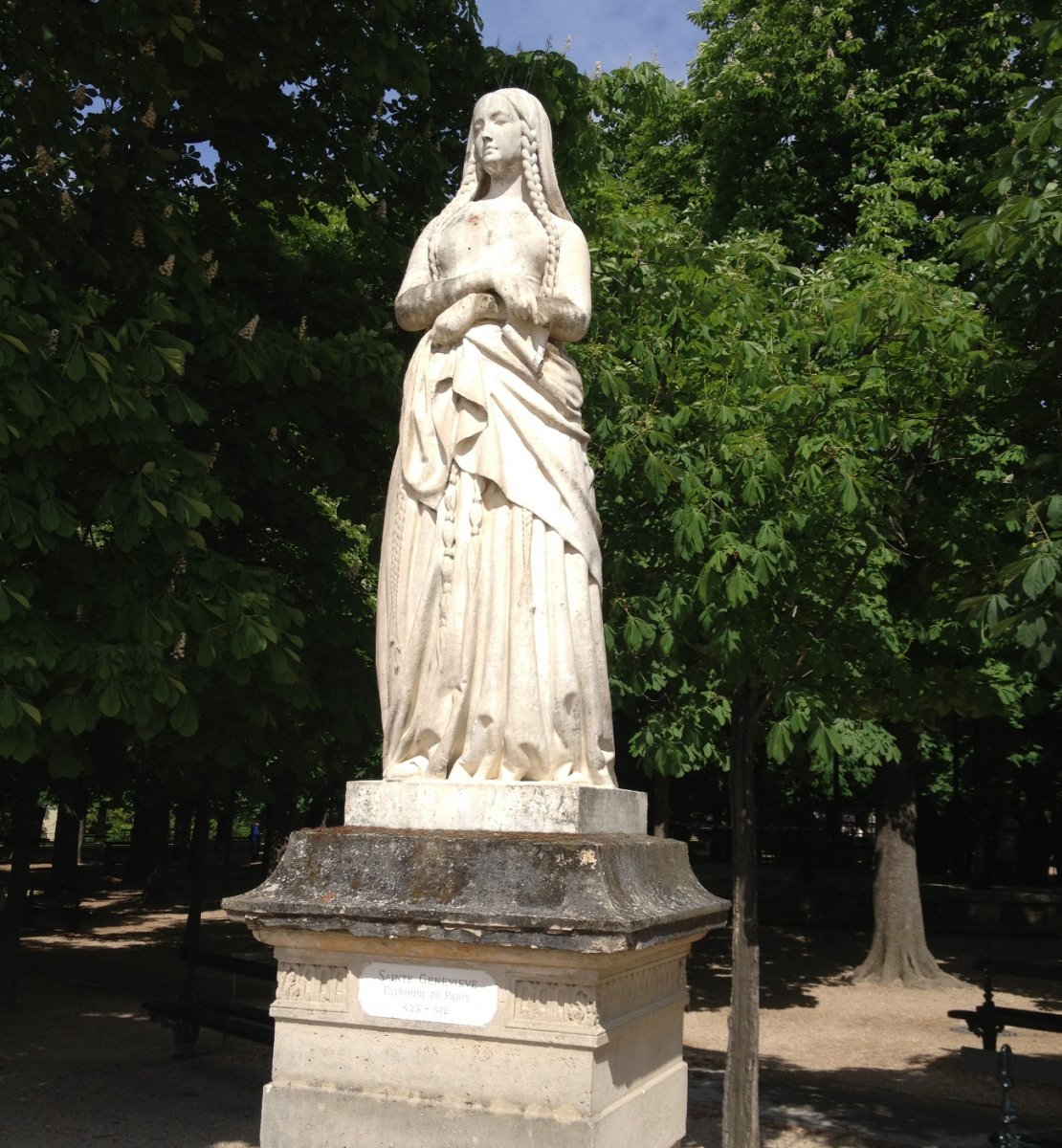 Statue de sainte Geneviève au Jardin du Luxembourg (6e). © Pierre-Louis Lensel.