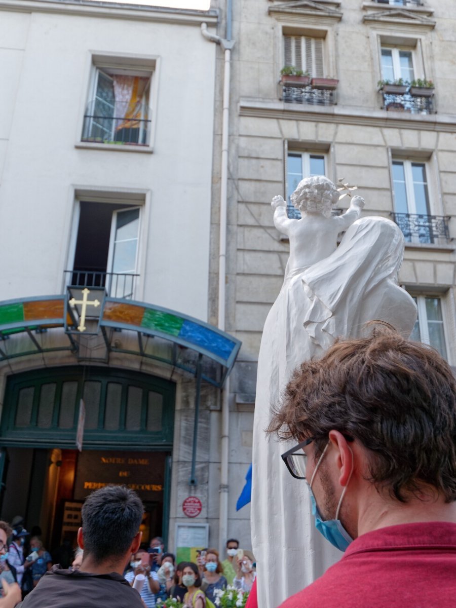 Procession “M de Marie” jusqu'à Notre-Dame du Perpétuel-Secours. © Yannick Boschat / Diocèse de Paris.