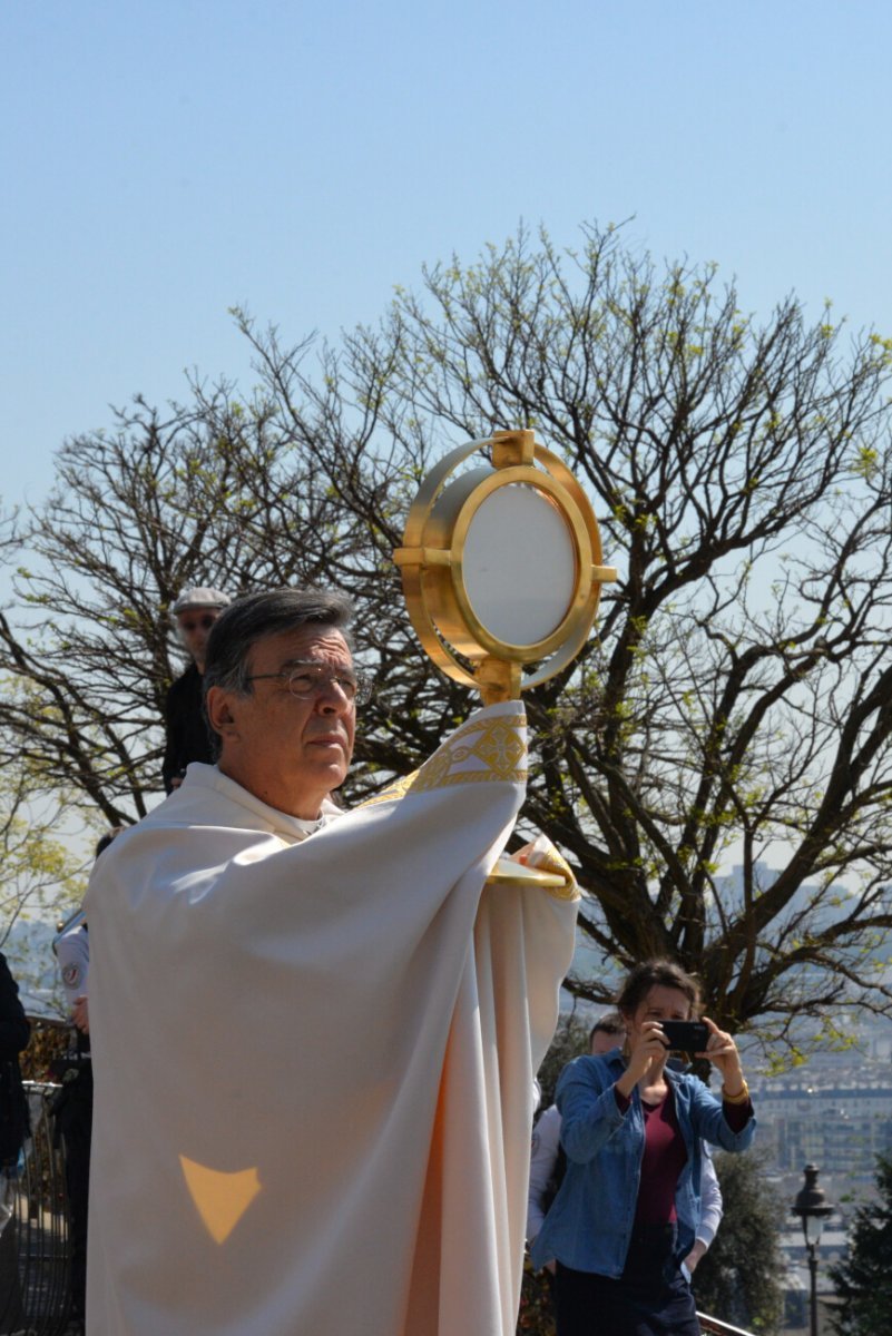 Bénédiction du Saint-Sacrement sur la ville. © Marie-Christine Bertin.