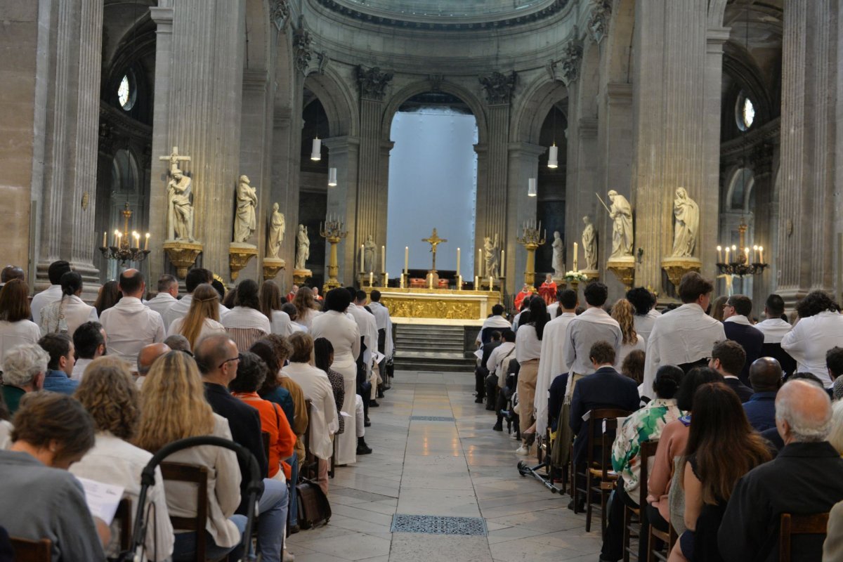 Confirmation des adultes au cours de la Vigile de Pentecôte 2023, (…). © Marie-Christine Bertin / Diocèse de Paris.