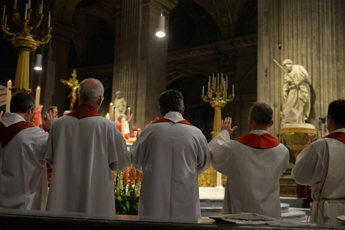 Confirmation des adultes au cours de la Vigile de Pentecôte 2023, (…). © Marie-Christine Bertin / Diocèse de Paris.