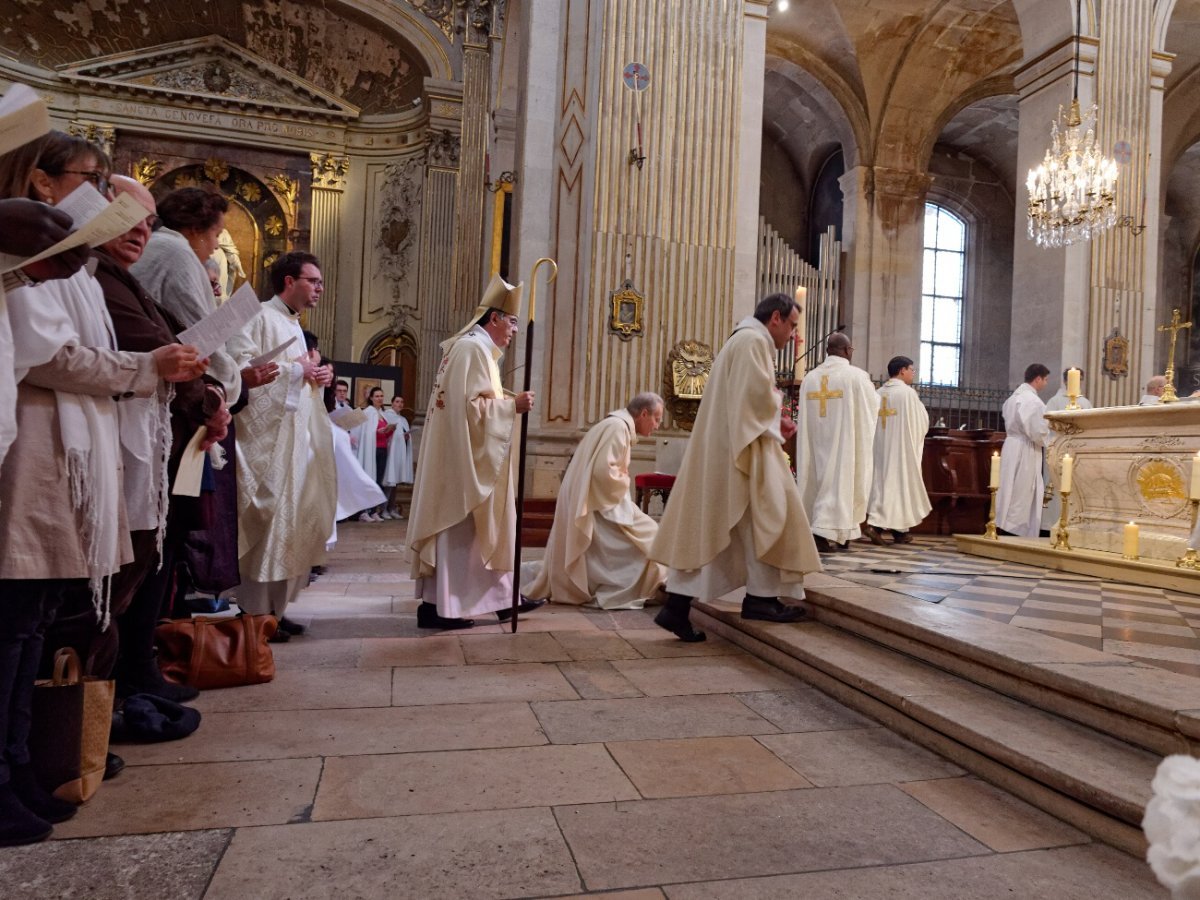 Rassemblement des néophytes à Saint-Louis en l'Île. © Yannick Boschat / Diocèse de Paris.