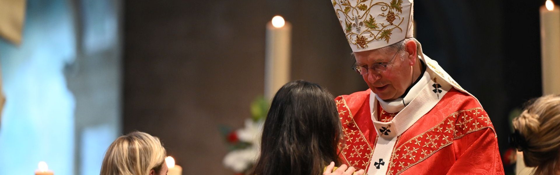 « Sois marqué de l'Esprit-Saint, le don de Dieu. ». (c) Marie-Christine Bertin / Diocèse de Paris.