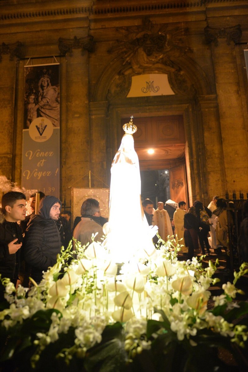 Procession Mariale, halte à Notre-Dame des Victoires. © Marie-Christine Bertin / Diocèse de Paris.