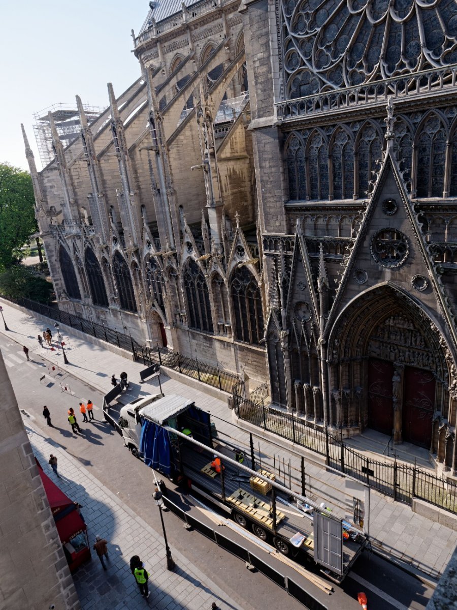 Dépose des 16 statues de la flèche de Notre-Dame de Paris. © Yannick Boschat / Diocèse de Paris.