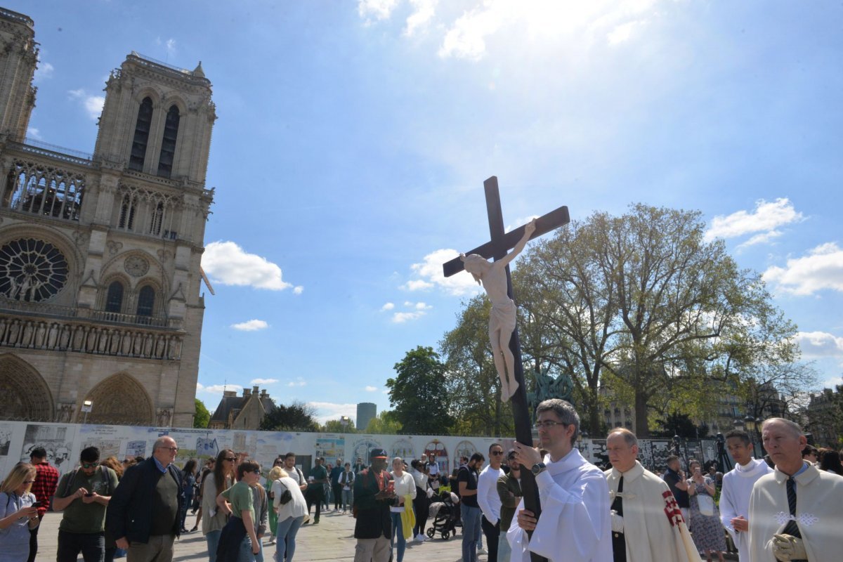 Méditation au pied de la croix avec Charles de Foucauld. © Marie-Christine Bertin / Diocèse de Paris.