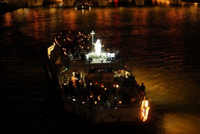 Procession fluviale du 15 août 2009. © saint-hippolyte.net.