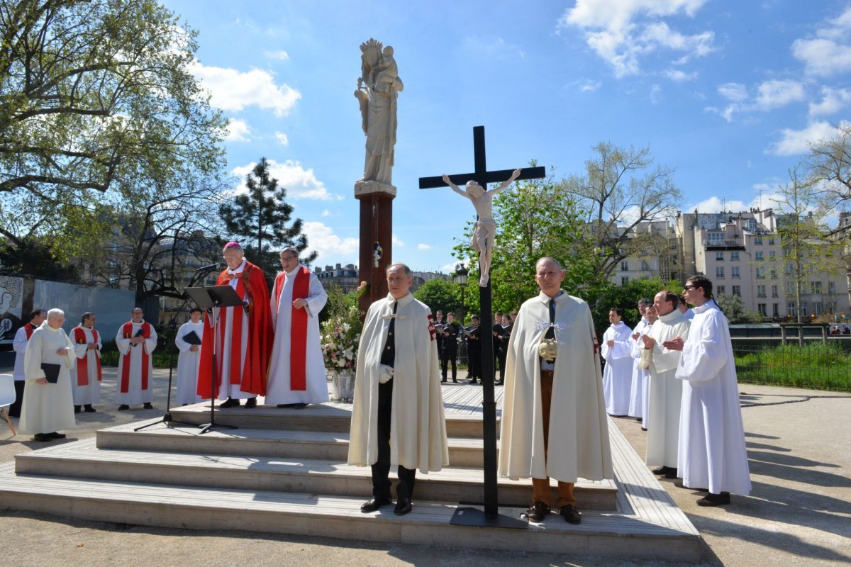 Méditation au pied de la croix avec Charles de Foucauld. © Marie-Christine Bertin / Diocèse de Paris.