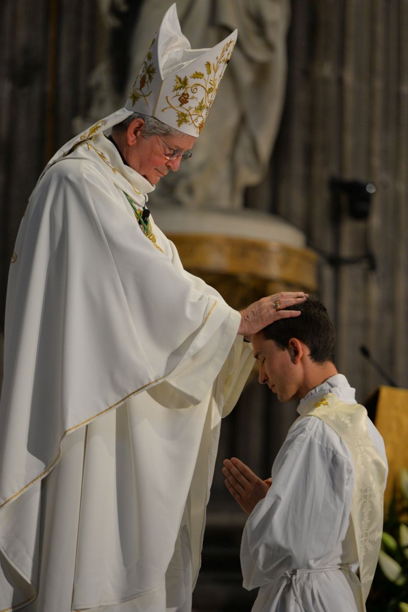 Ordination sacerdotale 2022 : imposition. © Marie-Christine Bertin / Diocèse de Paris.