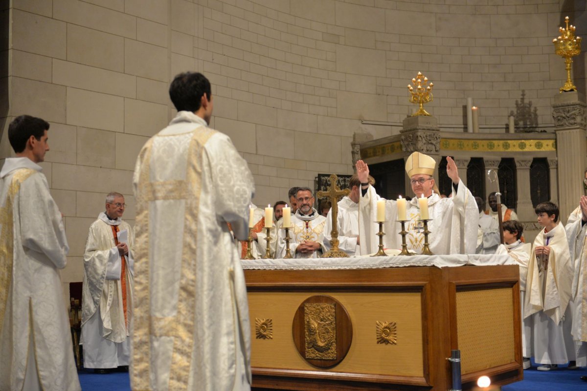 Ordinations diaconales en vue du sacerdoce à Saint-François de Sales. © Marie-Christine Bertin / Diocèse de Paris.