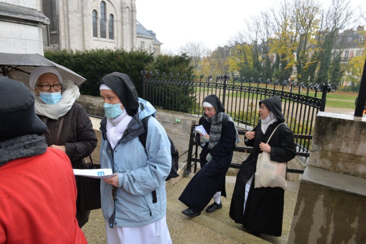 Montée à Montmartre de la paroisse Notre-Dame des Victoires. © Marie-Christine Bertin / Diocèse de Paris.