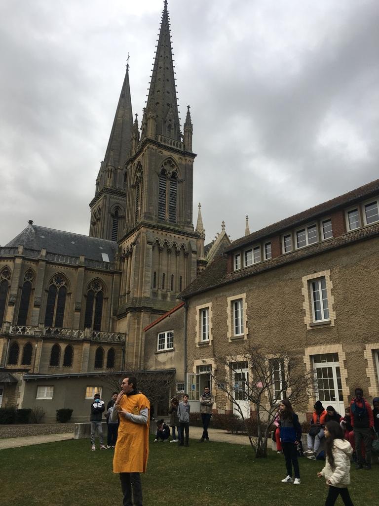 Et les plus aventureux, Saint Jean-Baptiste de Belleville et Saint-Luc, sont allés jusqu'au pied de la Basilique de Douvres-la-Délivrande, en Normandie © Diocèse de Paris - Vicariat Enfance Adolescence.