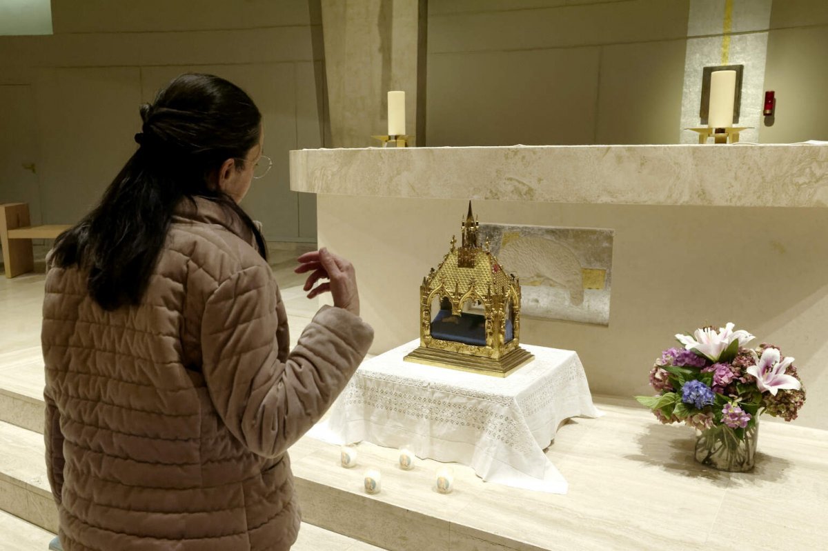 Accueil des reliques de sainte Geneviève à Notre-Dame de La Salette [Ajouter. © Trung-Hieu Do / Diocèse de Paris.