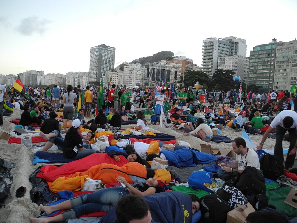 Attente sur la plage de Copacabana. © © Marie-Christine Bertin / Diocèse de Paris.