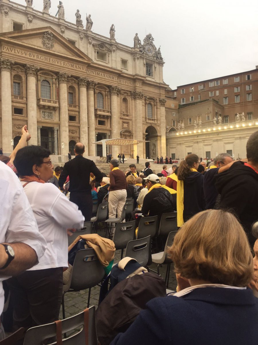 Mercredi, place Saint-Pierre. Dans l'attente de l'audience du pape (…). © Priscilia de Selve / Diocèse de Paris.