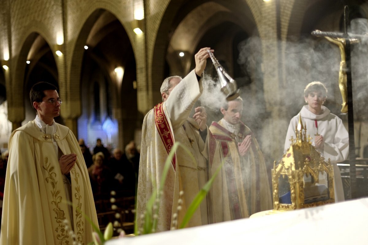 Accueil des reliques de sainte Geneviève à Saint-Léon (15e). © Trung Hieu Do / Diocèse de Paris.