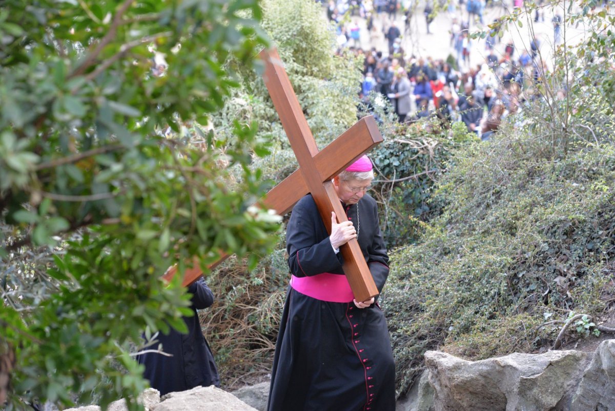 Chemin de croix de Montmartre 2023. Vendredi saint 7 avril 2023. © Marie-Christine Bertin / Diocèse de Paris.