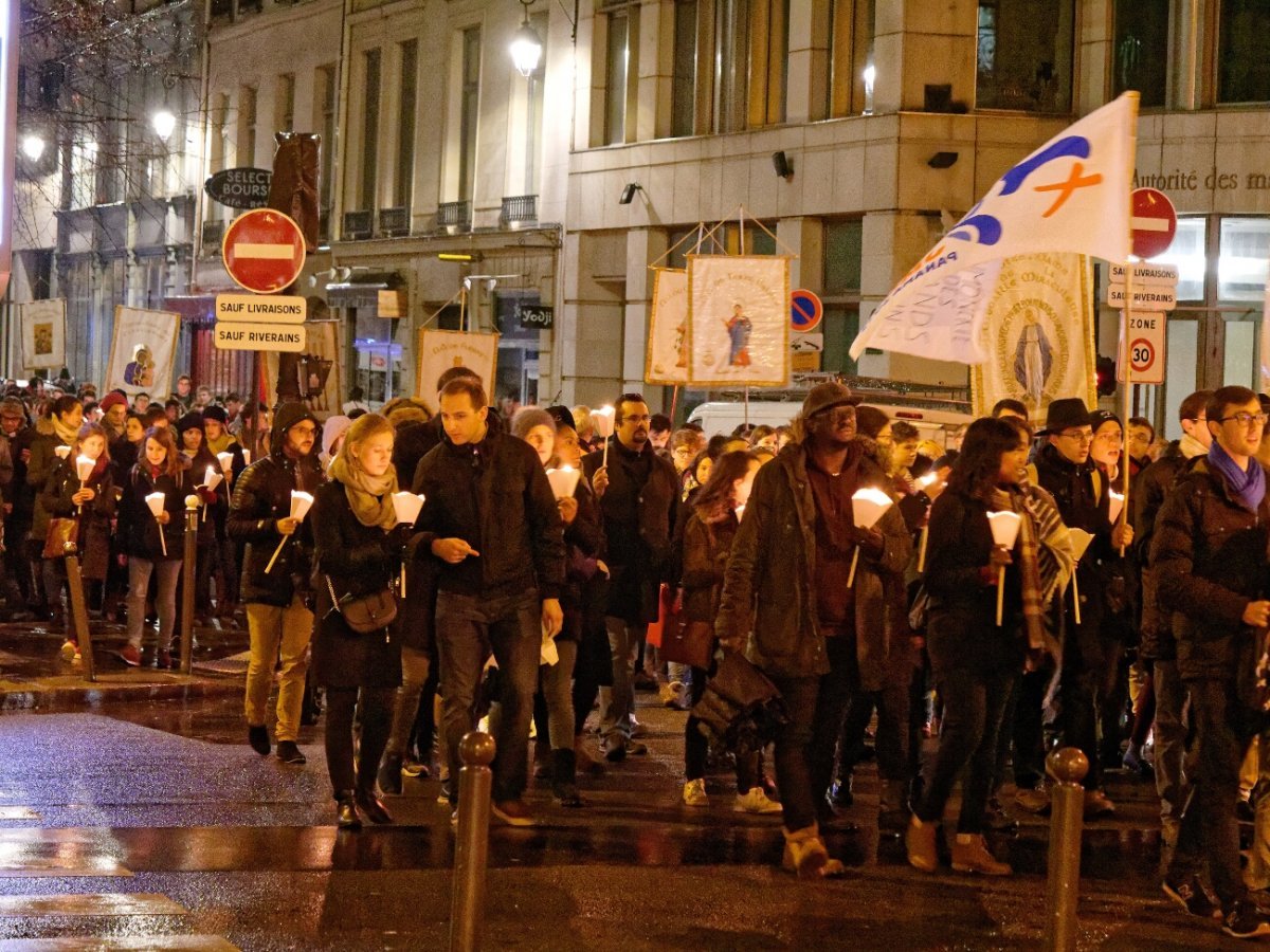 Procession Mariale, halte à Notre-Dame des Victoires. © Yannick Boschat / Diocèse de Paris.