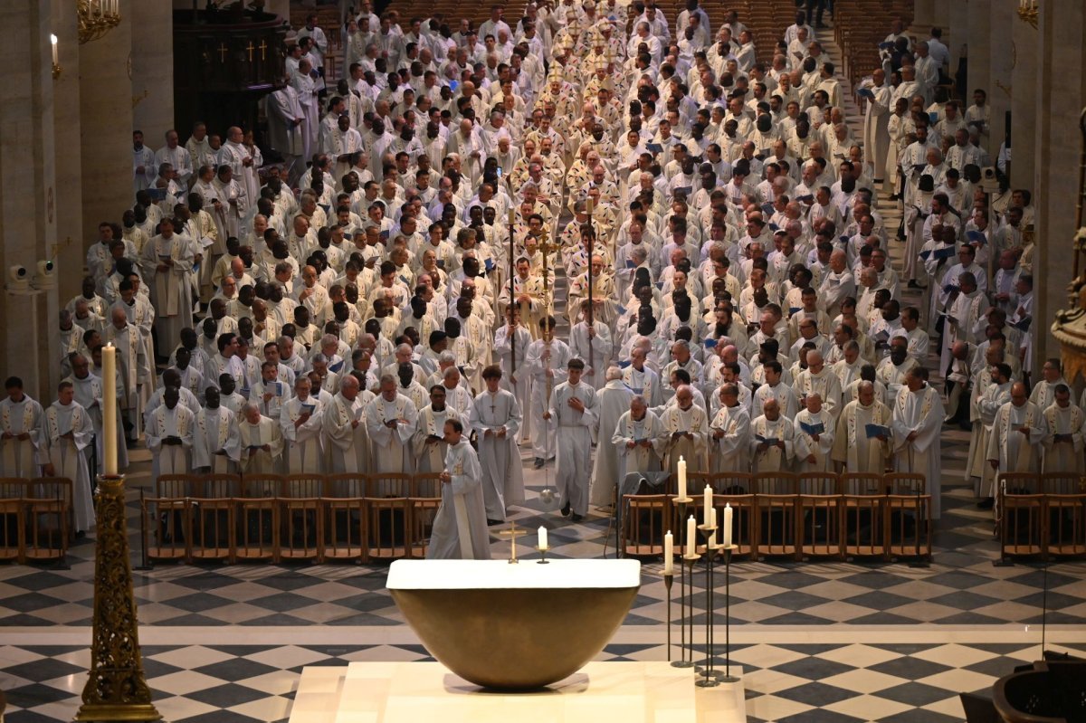 Jubilé des prêtres d'Île-de-France 2025. Messe à Notre-Dame de Paris, 4e. © Marie-Christine Bertin / Diocèse de Paris.