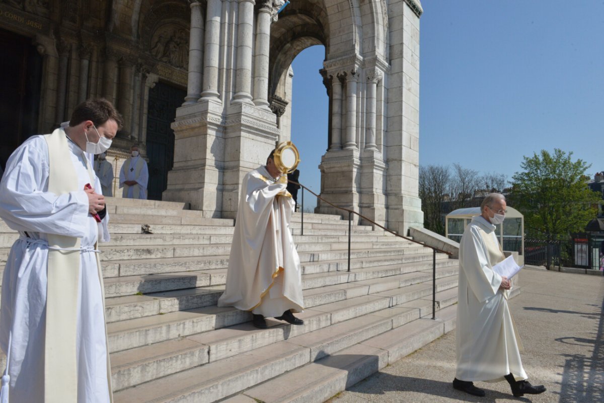 Bénédiction du Saint-Sacrement sur la ville. © Marie-Christine Bertin.