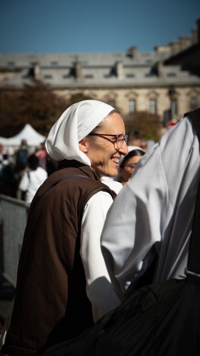 Religieuse, avant les vêpres célébrées par le pape Léon XIV, Notre-Dame de (…). 