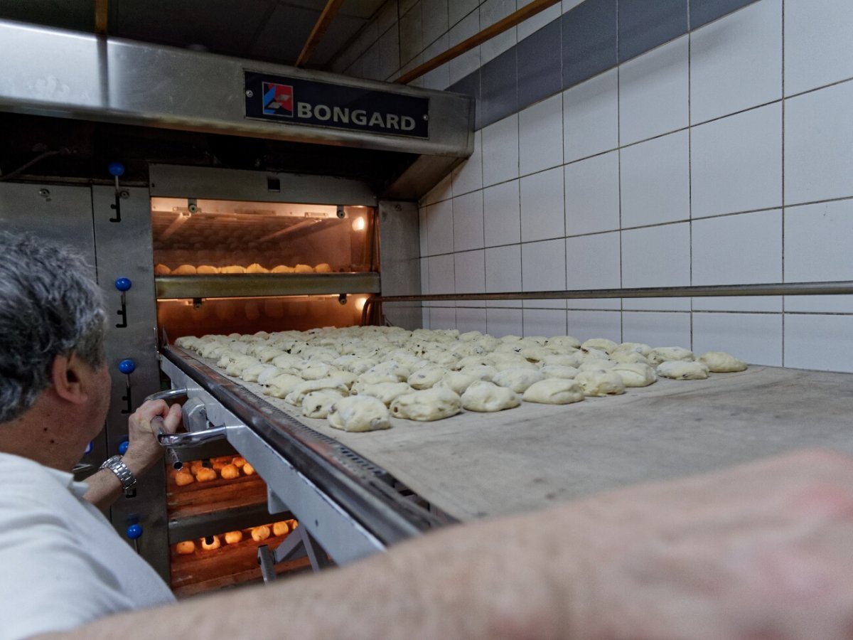 Préparation des petits pains de sainte Geneviève. © Yannick Boschat / Diocèse de Paris.