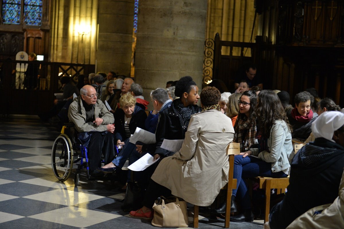 Échanges entre voisins. © Marie-Christine Bertin / Diocèse de Paris.